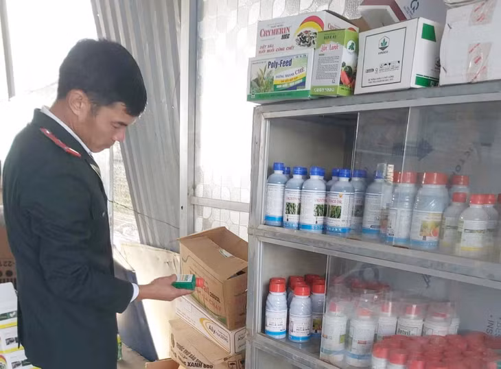 Cán bộ Chi cục Trồng trọt và Bảo vệ thực vật (Sở NN&PTNT) kiểm tra cửa hàng kinh doanh thuốc BVTV tại TX Quảng Yên.