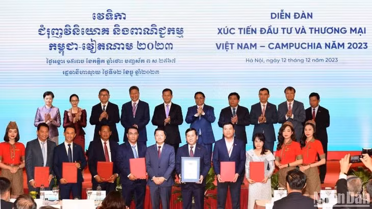 Thủ tướng Phạm Minh Chính và Thủ tướng Hun Manet lễ trao chứng nhận đầu tư, các thỏa thuận hợp tác, biên bản ghi nhớ hợp tác giữa hai bên.