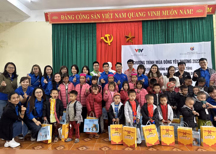 Trao tặng áo ấm, bánh kẹo... cho học sinh mầm non và tiểu học tại điểm trường thôn Khe O, xã Lục Hồn, huyện Bình Liêu.