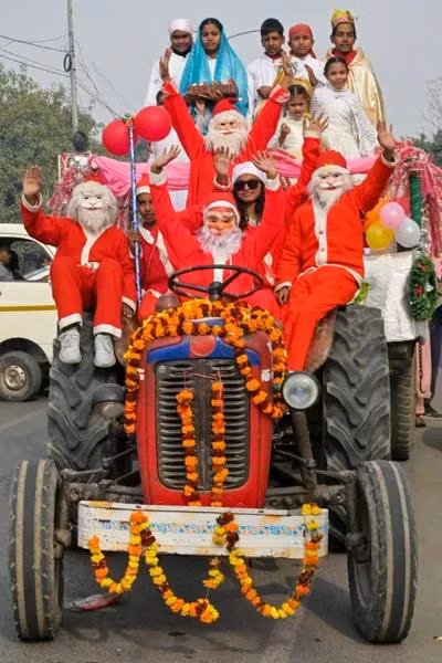 Người dân trong trang phục Ông già Noel chào đón Giáng sinh tại Amritsar (Ấn Độ), ngày 22/12/2023. (Ảnh: AFP/TTXVN)