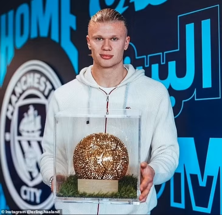 Erling Haaland nhận giải Cầu thủ vàng. Ảnh: Instagram Haaland