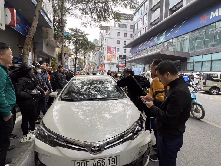 Tài xế có biểu hiện say xỉn tông xe máy chở 5 rồi cố thủ trên xe tại phố Thụy Khuê, quận Tây Hồ, TP Hà Nội.