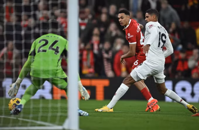 Alexander-Arnold dứt điểm chệch cột trước sự theo kèm từ Raphael Varane. Ảnh: AFP