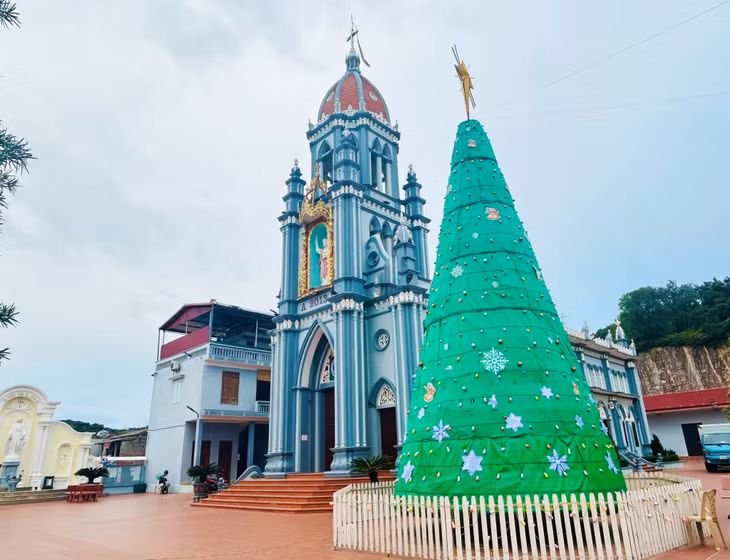 Nhà thờ Giáo xứ Cô Tô trong không khí đón Giáng sinh.