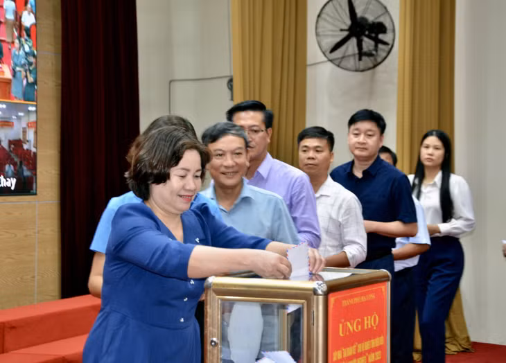 Lãnh đạo thành phố và các cán bộ, công chức, viên chức, người lao động của thành phố ủng hộ trẻ em có hoàn cảnh khó khăn tại lễ phát động.