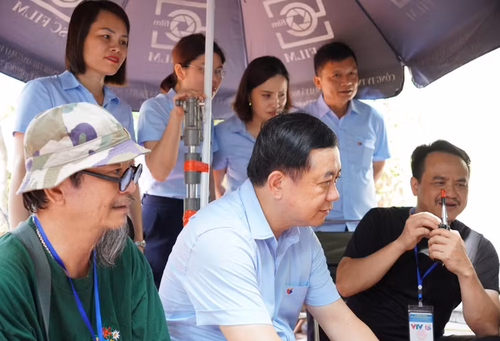 Lãnh đạo Trung tâm Truyền thông tỉnh Quảng Ninh chỉ đạo một cảnh quay.&nbsp;
