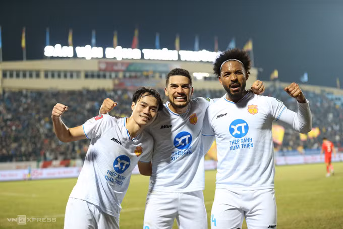 Văn Toàn, Hendrio và Rafaelson cùng ghi bàn, giúp Nam Định đánh bại Thể Công Viettel 3-0 trên sân Thiên Trường ngày 27/12. Ảnh: Lâm Thỏa