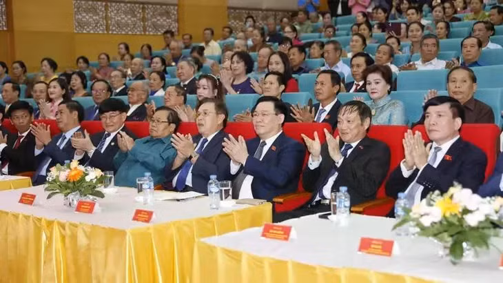 Chủ tịch Quốc hội Vương Đình Huệ cùng Chủ tịch Quốc hội Lào Saysomphone Phomvihane dự cuộc gặp mặt. (Ảnh: Doãn Tấn/TTXVN)