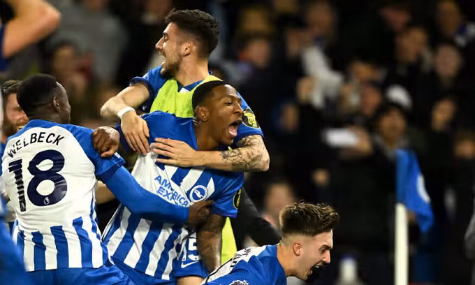 Estupinan (thứ hai từ phải sang) mừng tuyệt phẩm cùng các cầu thủ Brighton. Ảnh: Reuters