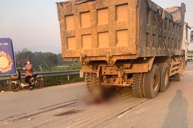 Tai nạn giao thông tại xã Tạ Xá, huyện Cẩm Khê sáng 26.12 khiến 1 công nhân tử vong. Ảnh do người dân cung cấp.