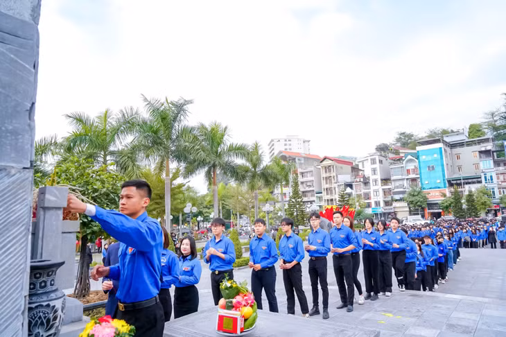 Các đại biểu và đoàn viên thanh niên dâng hương tại Tượng đài đồng chí Vũ Văn Hiếu, Bí thư Đặc khu ủy đầu tiên của Khu mỏ Quảng Ninh.