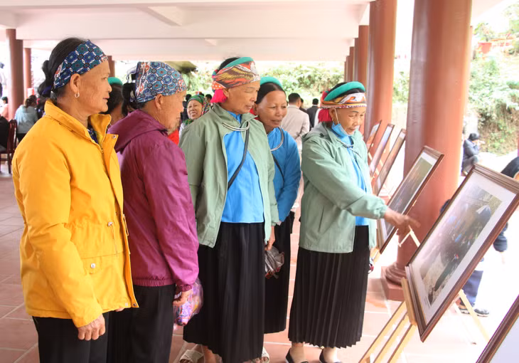 Người dân xem trưng bày ảnh đẹp về thiên nhiên, văn hóa, con người Bình Liêu tại Nhà văn hóa xã Đồng Tâm.