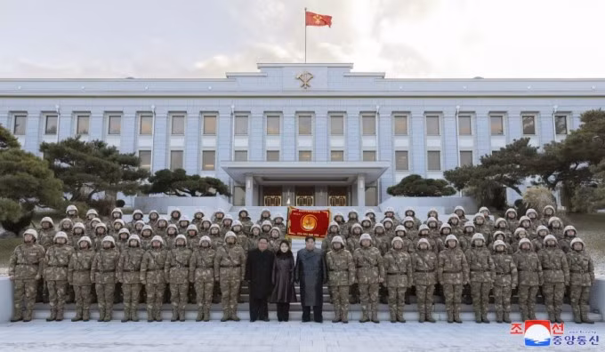 Ông Kim Jong-un và con gái gặp các binh sĩ Đại đội 2 tại Bình Nhưỡng hôm 20/12. Ảnh: KCNA