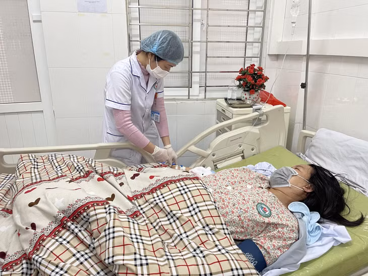 Bác sĩ Bệnh viện Đa khoa Hạ Long thăm khám sức khỏe cho bệnh nhân.