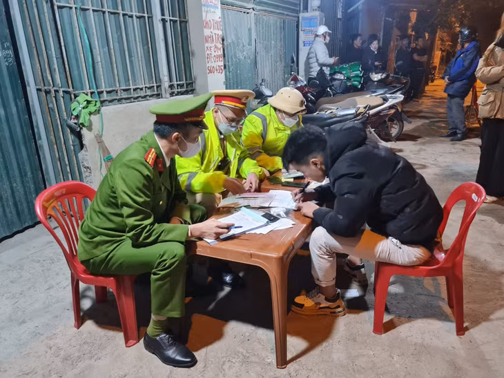 Công an TX Quảng Yên xử lý các trường hợp vi phạm về nồng độ cồn.