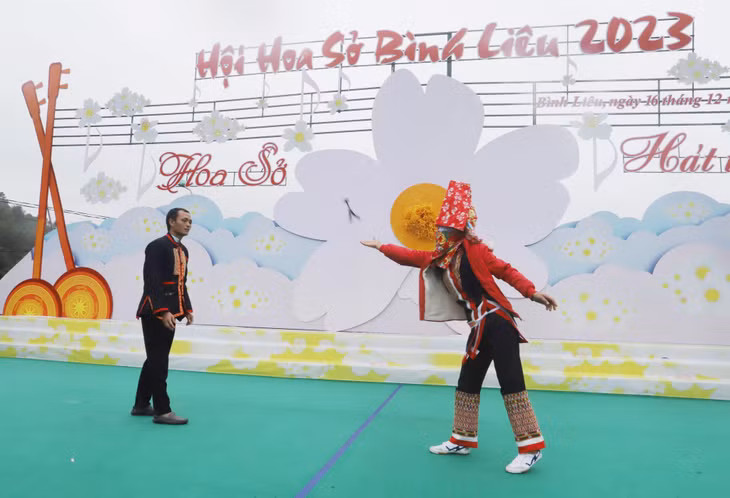 Môn thi cừ pộc, cừ cáy (quả cừ pộc, cừ cáy được làm bằng lông gà, và đế được làm bằng thân cây dứa dại, môn thể thao này phải chơi từ 2 người trở lên).