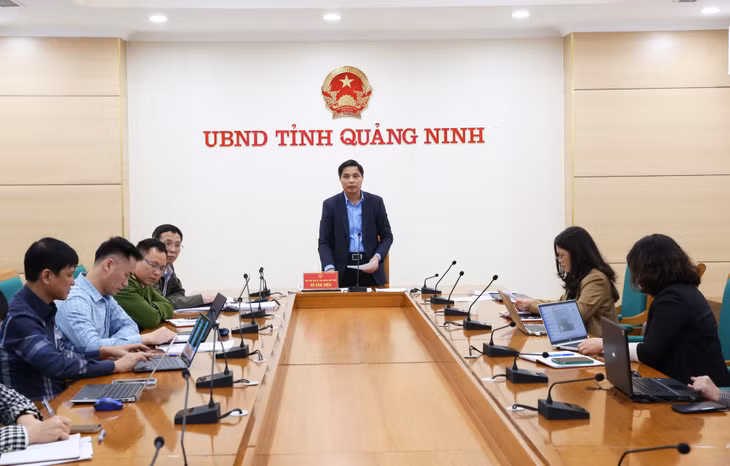 Đồng chí Vũ Văn Diện, Phó Chủ tịch UBND tỉnh Quảng Ninh phát biểu tại hội nghị.