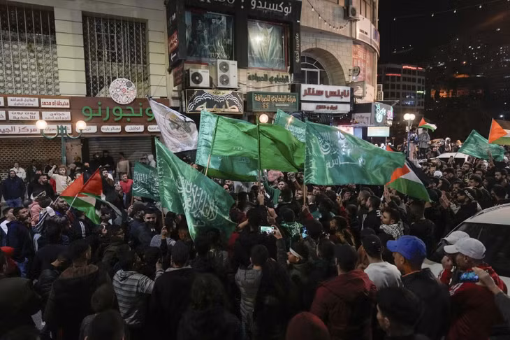 Cuộc thăm dò cho thấy sự ủng hộ tăng vọt của người Palestine dành cho Hamas. Ảnh: AP