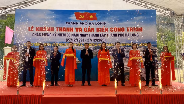 Gắn biển công trình chào mừng kỷ niệm 30 năm thành lập thành phố đối với công trình nhà văn hóa khu 5, phường Hà Khánh.