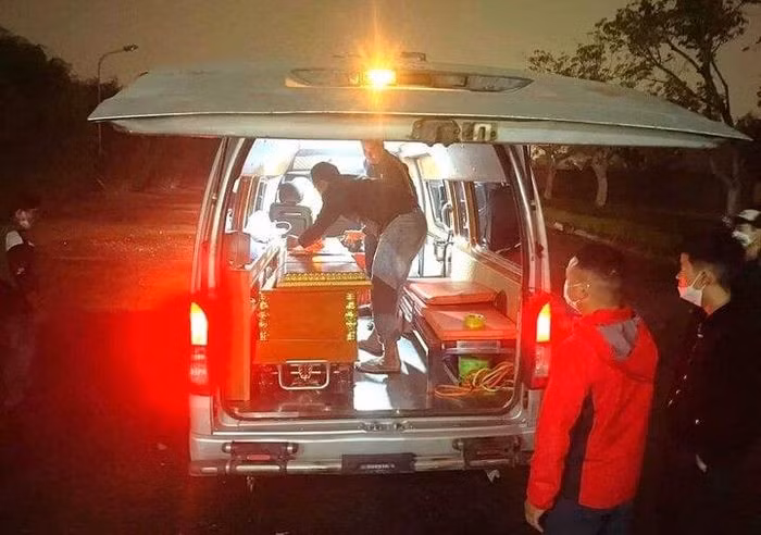 Nạn nhân được đưa về để gia đình tổ chức mai táng vào tối cùng ngày.