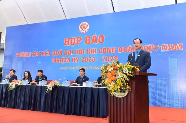 Chủ tịch Tổng Liên đoàn Lao động Việt Nam khóa XIII Nguyễn Đình Khang chủ trì họp báo sau đại hội.