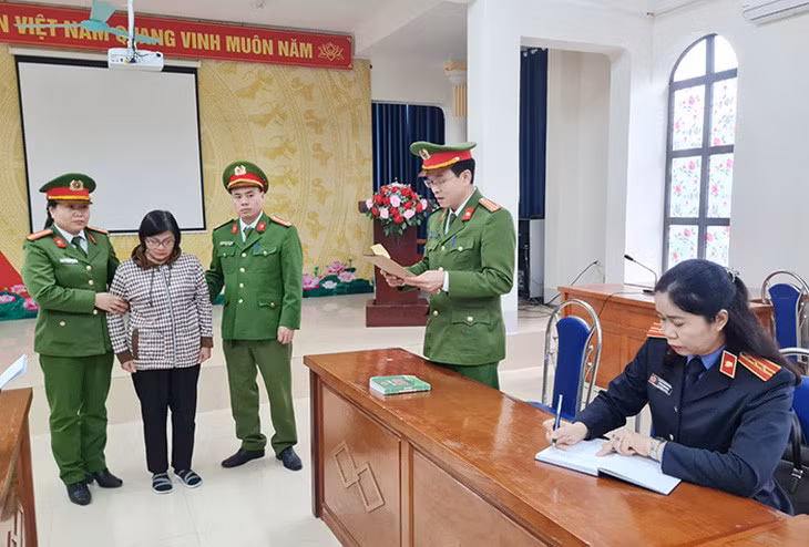 Cơ quan cảnh sát điều tra thi hành lệnh bắt tạm giam đối với bị can Vũ Thị Thanh Huyền - Ảnh: Công an cung cấp