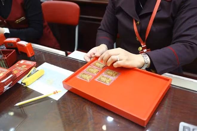 Khoảng cách giữa mua và bán vàng được nới rộng tới 5 triệu đồng mỗi lượng, cao nhất từ trước đến nay. (Ảnh: