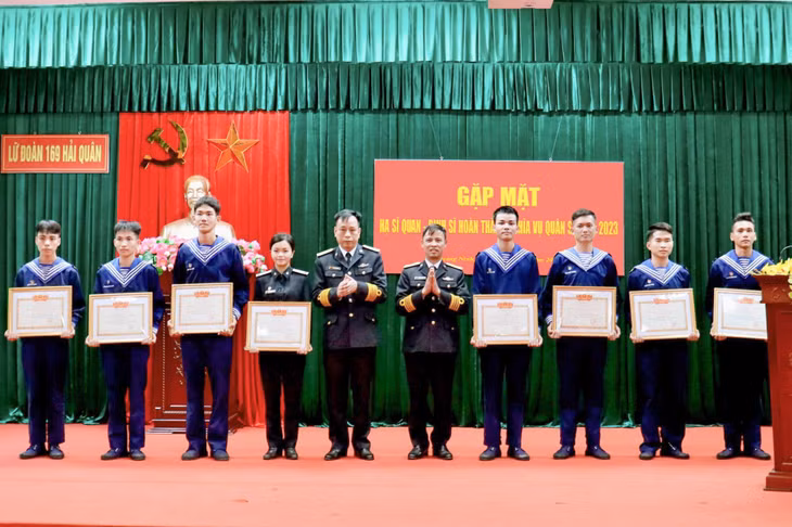 Chỉ huy Lữ đoàn 169 Vùng 1 Hải quân trao thưởng cho các cá nhân đạt danh hiệu Thanh niên tiên tiến làm theo lời Bác xứng danh “Bộ đội Cụ Hồ”.