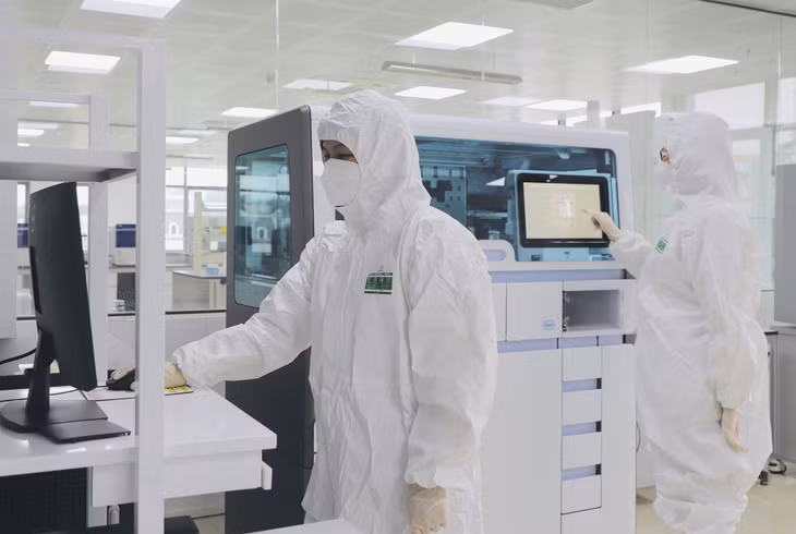 Kỹ thuật viên Khoa Xét nghiệm vi sinh - huyết học (CDC Quảng Ninh) vận hành hệ thống Roche Cobas 5800 (tự động đo tải lượng virus).