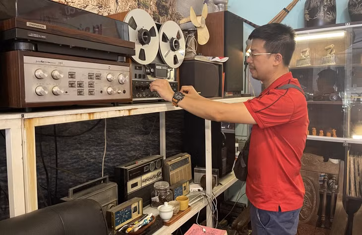 Anh Lê Minh Thứ (TP Hạ Long) bên chiếc đài băng cối và bản nhạc xuân gợi nhớ không khí Tết xưa.