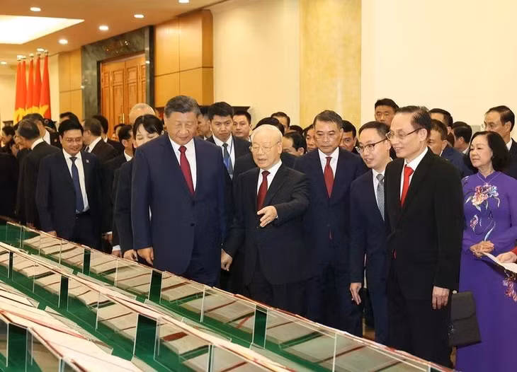 Tổng Bí thư Nguyễn Phú Trọng và Tổng Bí thư, Chủ tịch nước Trung Quốc Tập Cận Bình cùng xem và nghe giới thiệu các văn kiện hợp tác giữa hai nước đã được ký kết. (Ảnh: Trí Dũng/TTXVN)