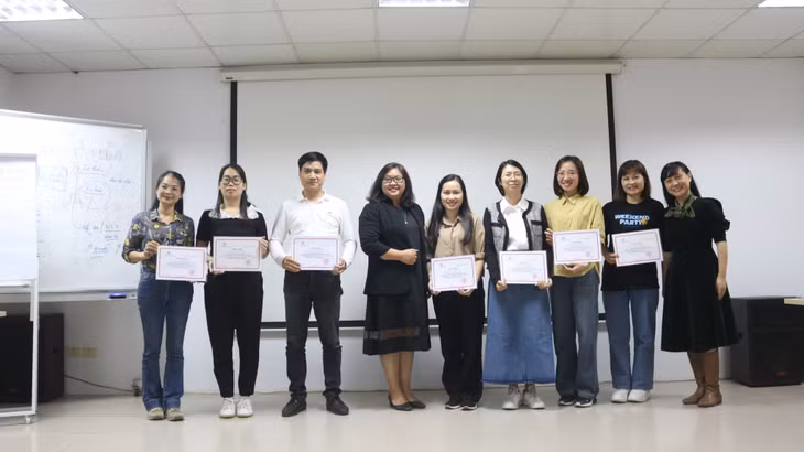 Các đạo diễn, phóng viên của Trung tâm Truyền thông Quảng Ninh tham gia khóa đào tạo Phim tài liệu không lời bình tại Hà Nội.