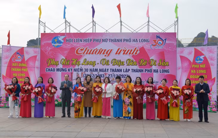 Các đại biểu tặng hoa cho đại diện các câu lạc bộ tham gia chương trình.