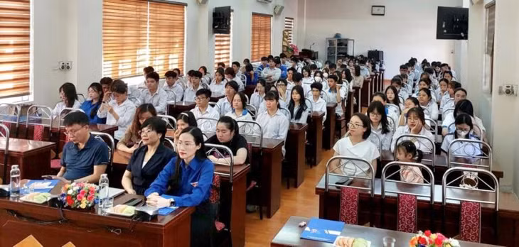 Toàn cảnh lớp tập huấn công tác phòng chống tệ nạn xã hội trong học sinh, sinh viên.