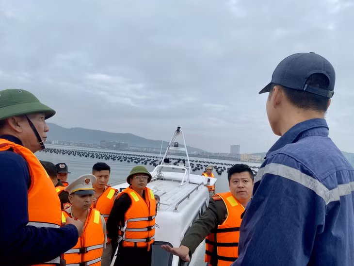 Lực lượng chức năng của thành phố thông tin về các biện pháp cưỡng chế đối với người đại diện của HTX Thuỷ sản Rồng Biển.