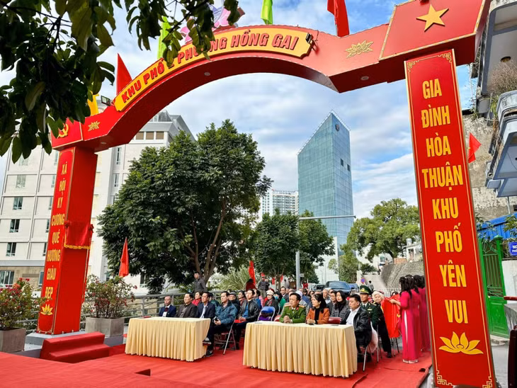Cổng chào khu phố 2 (phường Hồng Gai) được xây dựng từ nguồn kinh phí xã hội hoá, trị giá gần 135 triệu đồng.