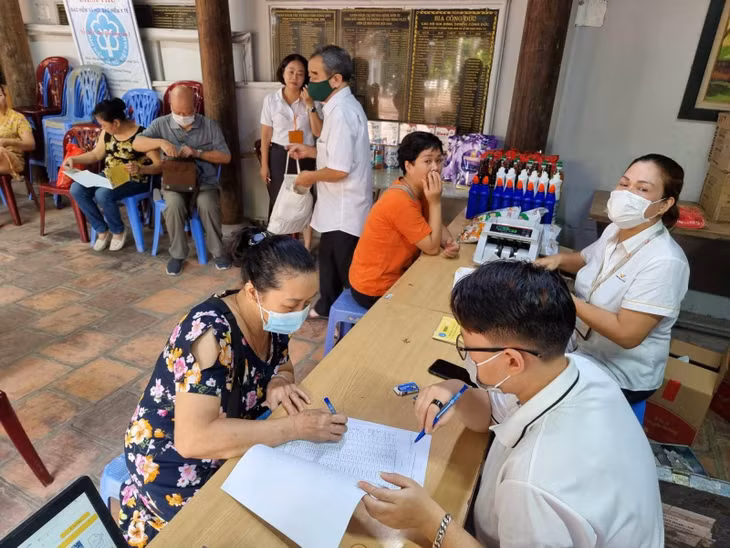 Người dân ký số tiền chi trả lương hưu tại Hà Nội từ kỳ chi trả lương hưu tháng 8/2023.