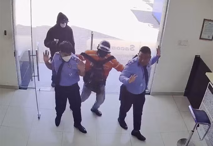 Camera ghi hình vụ cướp tại ngân hàng ở huyện Hóc Môn. Ảnh camera an ninh