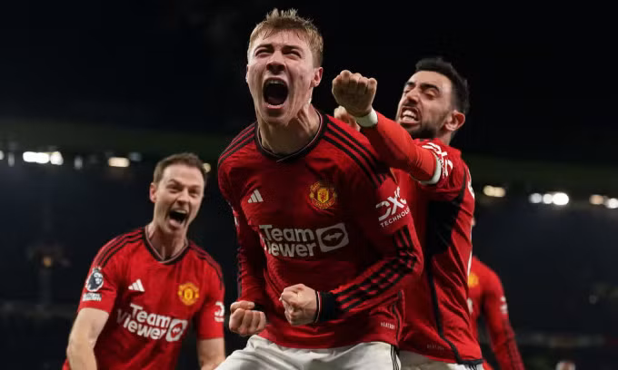 Rasmus Hojlund (giữa) mừng bàn đầu tiên ở Ngoại hạng Anh, giúp Man Utd thắng ngược Aston Villa 3-2 trên sân Old Trafford, thành phố Manchester, tối 26/12/2023. Ảnh: PA