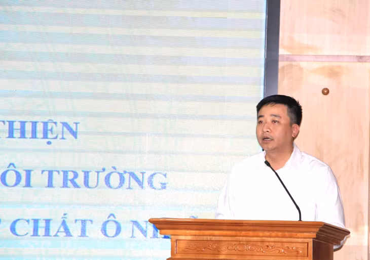 Đồng chí Nguyễn Như Hạnh, Phó Giám đốc Sở Tài nguyên và Môi trường phát biểu tại hội thảo.