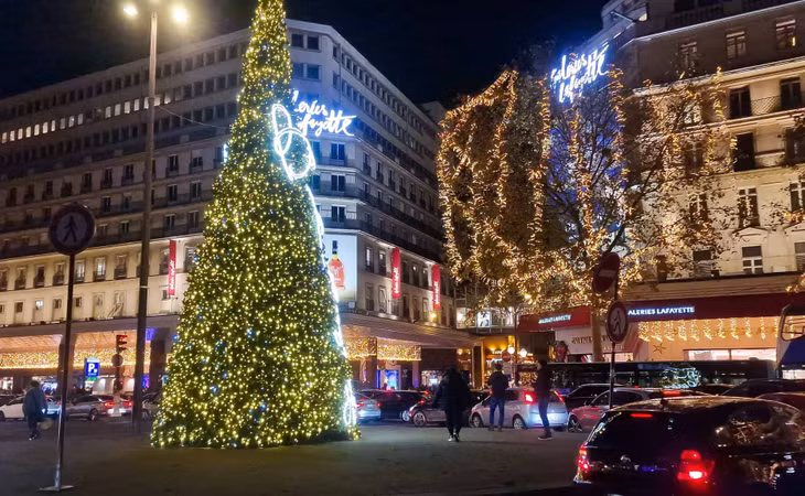 Các trung tâm thương mại lớn như Galeries Lafayette Haussmann, Le Bon Marché, Châtelet–Les Halles… là những địa điểm có trang trí Giáng sinh đẹp mà du khách có thể ghé thăm khi đến Paris. Ảnh: Nguyễn Tất Thịnh