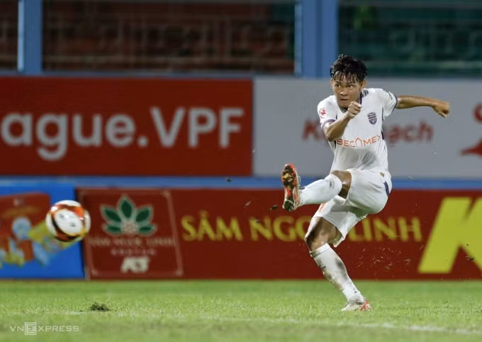 Bùi Vĩ Hào sút chân trái ấn định chiến thắng 2-0 cho Bình Dương trước Khánh Hoà. Ảnh: Đức Đồng