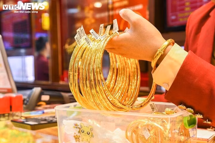 Giá vàng giảm sốc khiến người mua lỗ nặng. (Ảnh minh họa: Công Hiếu).