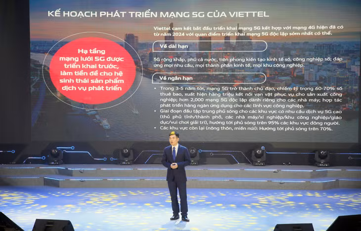 Một diễn giả chia sẻ những câu chuyện thành công, giải pháp trong việc tạo ra các sản phẩm số ứng dụng trong thực tiễn.
