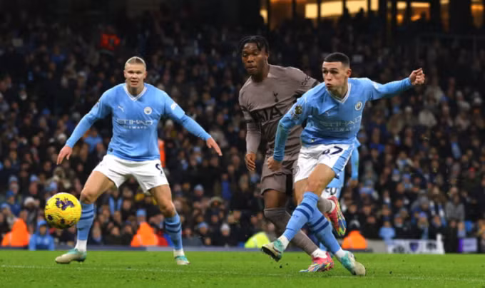 Foden nâng tỷ số lên 2-1 cho Man City. Ảnh: Reuters