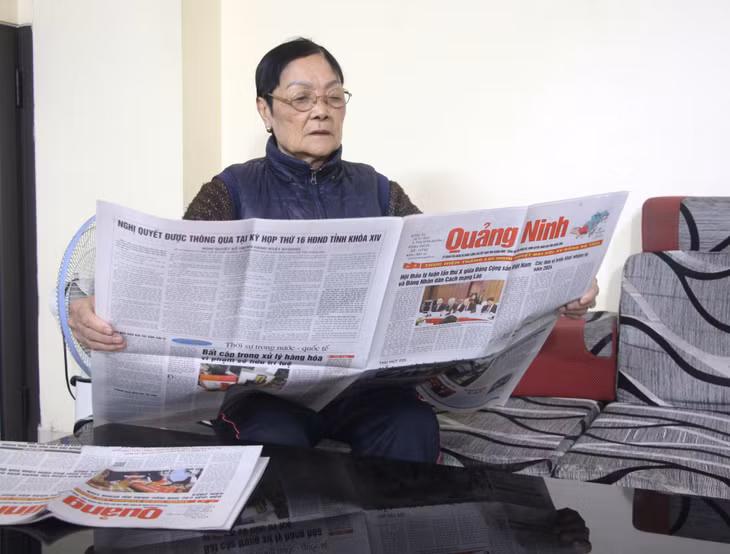 Hằng ngày, bà Tâm vẫn dành thời gian đọc báo, theo dõi từng bước phát triển của tờ báo Quảng Ninh.