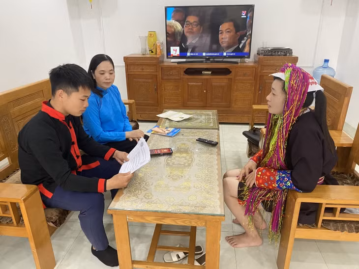 Anh Voòng A Tài, Bí thư Chi bộ, Trưởng thôn Tân Sơn (xã Quảng Tân, huyện Đầm Hà) tuyên truyền về các nội dung chuyển đổi số.