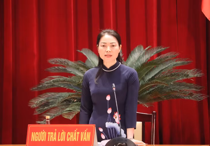 Giám đốc Sở GD&amp;ĐT tỉnh Nguyễn Thị Thúy làm rõ thêm một số vấn đề cử tri và nhân dân quan tâm.