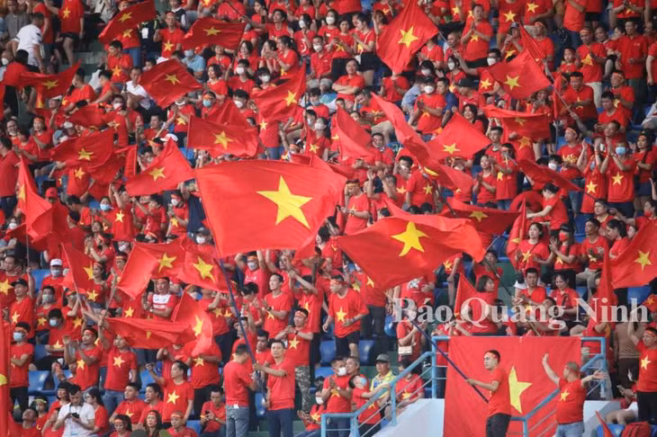 Cờ đỏ sao vàng tung bay phấp phới tiếp thêm sức mạnh cho Đội tuyển bóng đá nữ Việt Nam tại SEA Games 31. Ảnh: Hùng Sơn