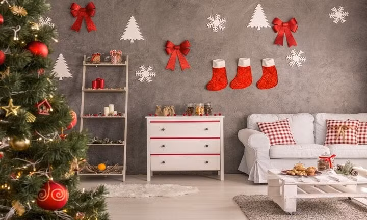 Dùng decal dán tường là ý tưởng trang trí Noel 2023 được nhiều người chọn. (Ảnh:designcafe)